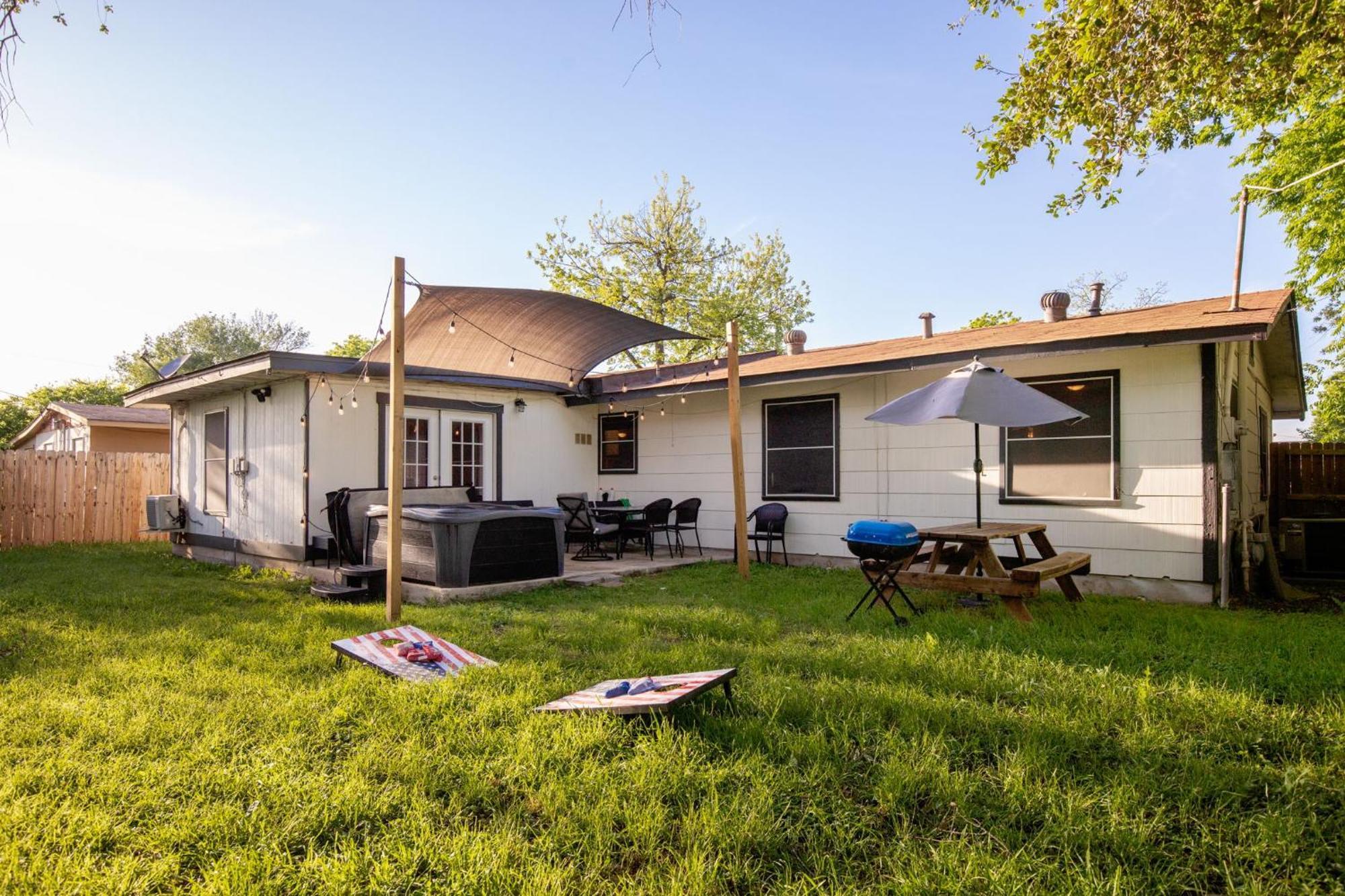 Cozy 3 Bedroom With Hot Tub 2 Min Away From Lackland San Antonio Exterior foto
